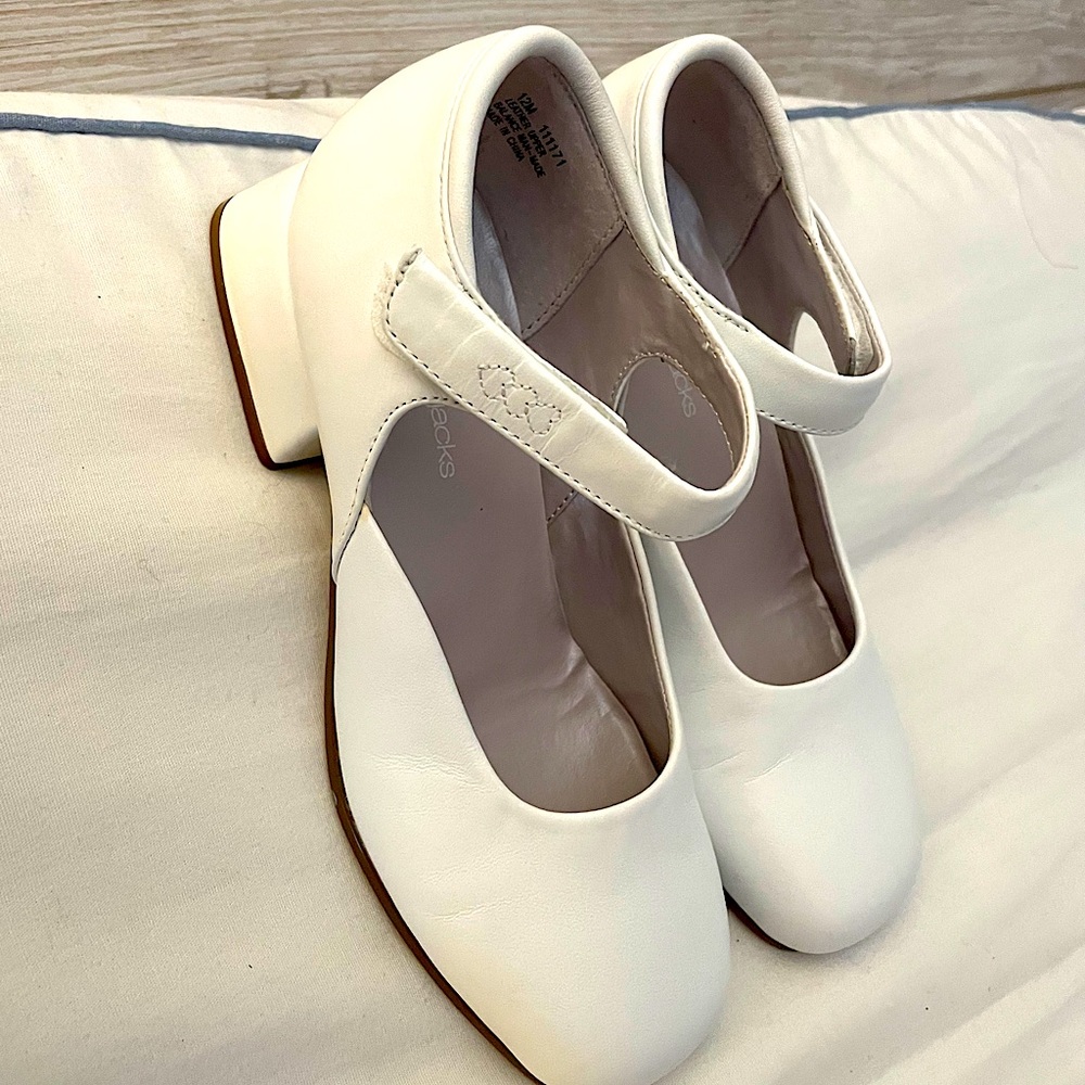 Girls heeled shoe white